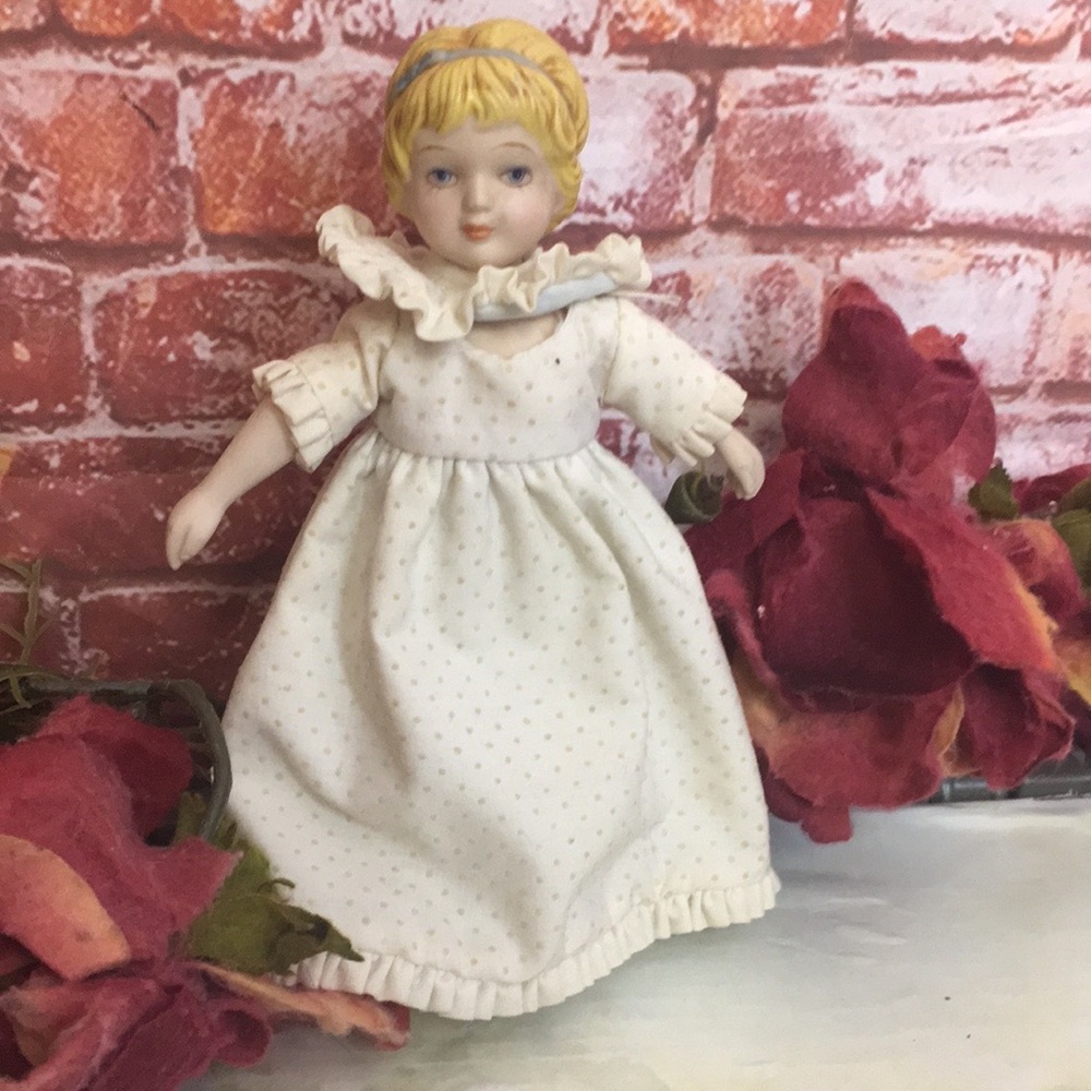 Vintage Avon 1983 Victorian Porcelain Collectible 7"
Doll